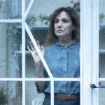 ALMA (L to R) MARTA BELAUSTEGUI as PILAR in episode 02 of ALMA. Cr. QUIM VIVES/NETFLIX © 2020