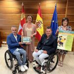 La consejera María González Corral recibe el dorsal de manos de Ángel de Propios, Francisco Sardón y Anabel Pérez