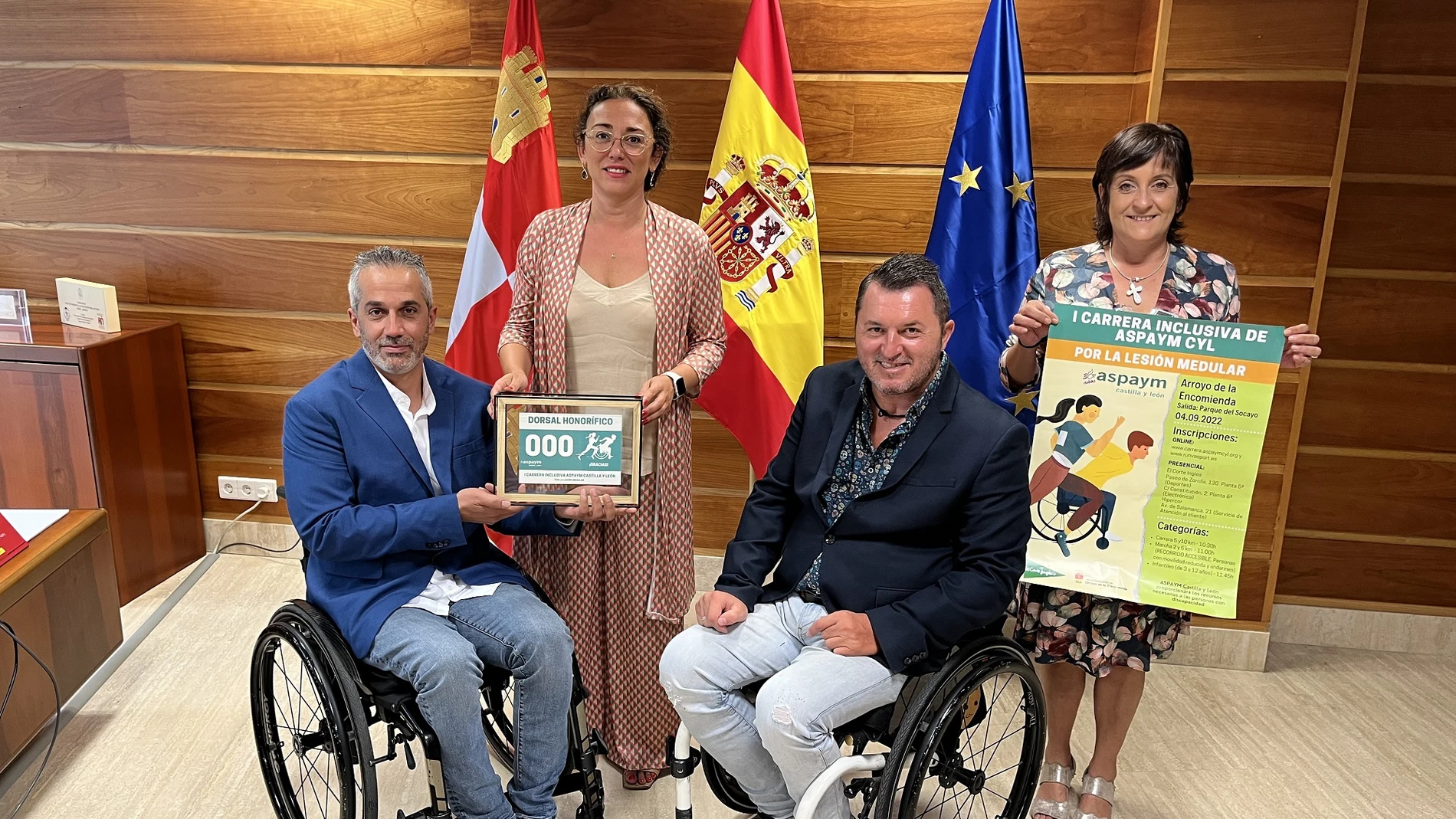 La consejera María González Corral recibe el dorsal de manos de Ángel de Propios, Francisco Sardón y Anabel Pérez