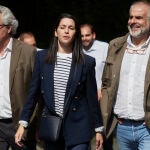 (De izq. a dcha.) El coordinador de Ciudadanos Navarra, Carlos Pérez-Nievas; la presidenta de Ciudadanos, Inés Arrimadas, y el líder de Ciudadanos (Cs) en el Parlament, Carlos Carrizosa a su llegada a Alsasua