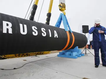 Acto de inauguración de las obras del gasoducto Nord Stream 2, cerca de San Petersburgo, en 2010. La tubería, que debía reforzar el flujo de gas entre Rusia y Alemania, está paralizada a causa de la invasión de Ucrania Acto de inauguración de las obras del gasoducto Nord Stream 2, cerca de San Petersburgo, en 2010. La tubería, que debía reforzar el flujo de gas entre Rusia y Alemania, está paralizada a causa de la invasión de Ucrania