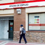 Un hombre camina junto a una oficina de empleo en Madrid