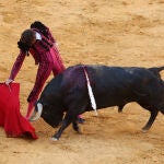RONDA (MÁLAGA), 03/09/2022.- El diestro Roca Rey con el tercer toro de la tarde, al que cortó las dos orejas, en la corrida Goyesca que se ha celebrado hoy sábado en la plaza de toros de Ronda y en la que comparte cartel Juan Ortega y Morante de la Puebla. EFE/Daniel Pérez
