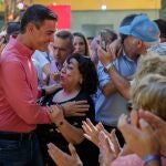Pedro Sánchez saluda a vecinos del barrio sevillano de Pino Montano, el sábado