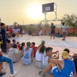 Jóvenes conflictivos de la casa escuela `Santiago uno´, regresan a Salamanca tras dos meses de voluntariado en la provincia marroquí de Sidi Ifni, donde ha construido una pista deportiva, y a la vez han reconstruido su propia visión del mundo. En la imagen Sami Barba, Roberto García, Mario Manzano, Naira Vargas, Dolores Majo, y el educador Jorge Hernandez
