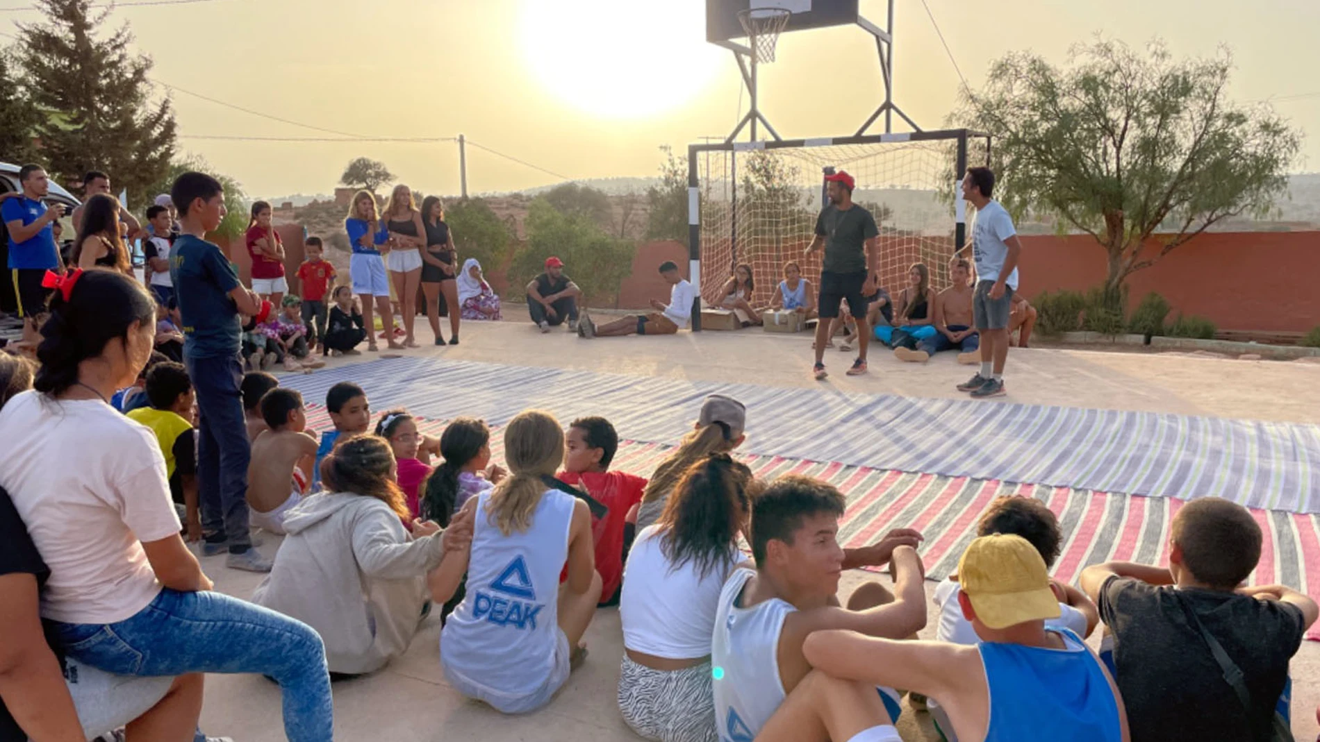 Jóvenes conflictivos de la casa escuela `Santiago uno´, regresan a Salamanca tras dos meses de voluntariado en la provincia marroquí de Sidi Ifni, donde ha construido una pista deportiva, y a la vez han reconstruido su propia visión del mundo. En la imagen Sami Barba, Roberto García, Mario Manzano, Naira Vargas, Dolores Majo, y el educador Jorge Hernandez