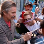 MADRID, 04/09/2022.- El actor y director estadounidense Ethan Hawke, que se encuentra en España con motivo del rodaje de un western con Pedro Almodóvar, firma autógrafos a su llegada a la presentación de su película "Blaze" (2018), este domingo en el cine Doré de Madrid donde mantendrá un coloquio con el público. EFE/ J.J.Guillen