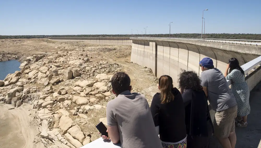 En la presa de Almendra los visitantes observan los terrenos antes cubiertos de agua