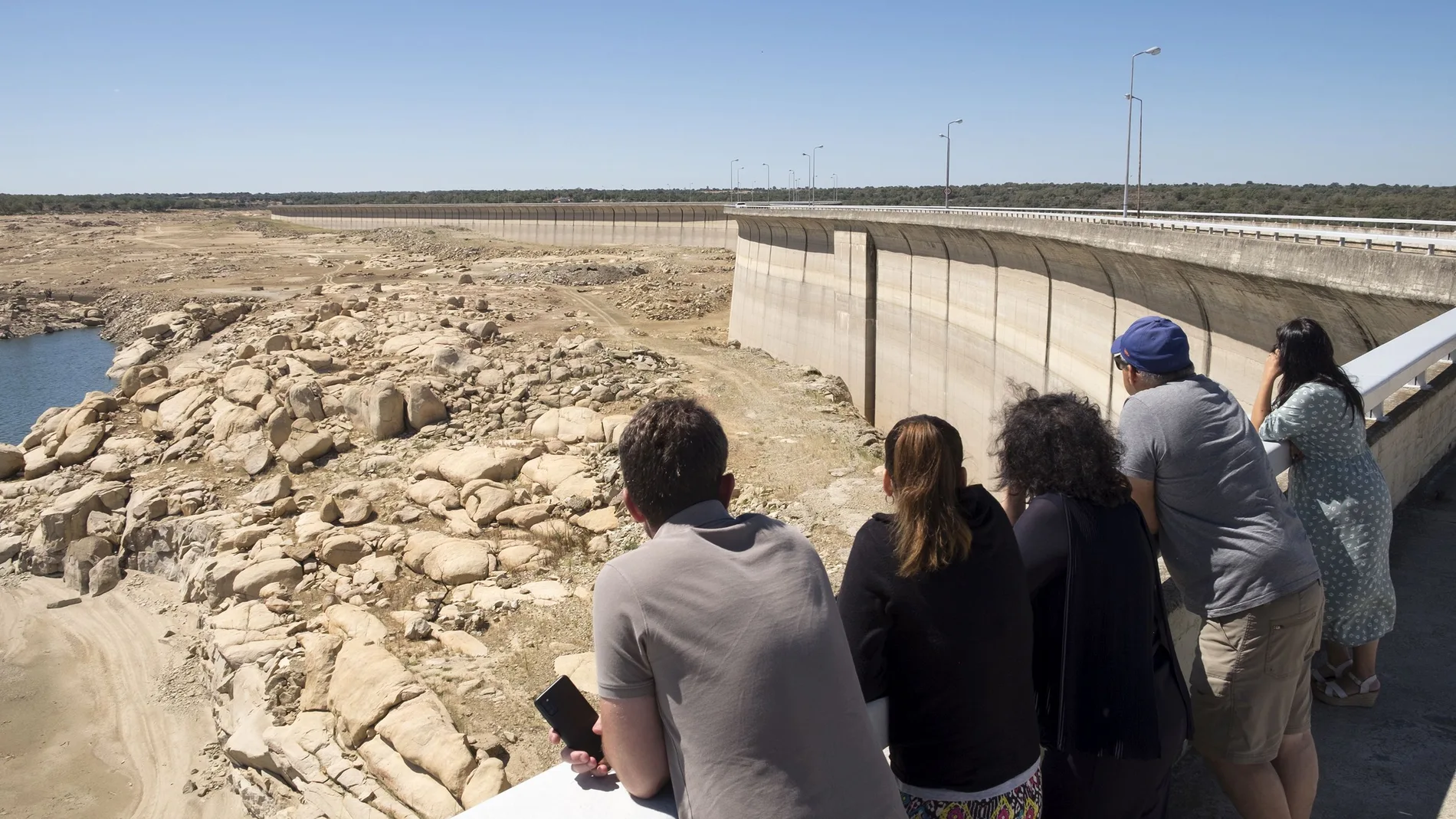 En la presa de Almendra los visitantes observan los terrenos antes cubiertos de agua
