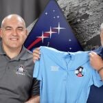 Los ingenieros españoles de la NASA Eduardo García Llama y Carlos García-Galán junto a la camiseta especial con una referencia a la Virgen de Luna. AYUNTAMIENTO DE POZOBLANCO