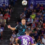 El defensa brasileño de la UD Almería Rodrigo Ely (i) despeja de cabeza junto a Sergi Guardiola, del Real Valladolid