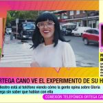 Gloria Camila, entrevistando a gente por la calle
