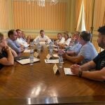 El consejero Antonio Luengo durante la reunión celebrada en Cartagena con los representantes de las cofradías de pescadores de la Región.