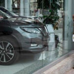 Una persona mira un coche en venta en un concesionario de Madrid