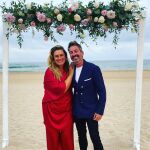 Carlota Corredera y David Valldeperas en la boda del hermano del director de "Sálvame"
