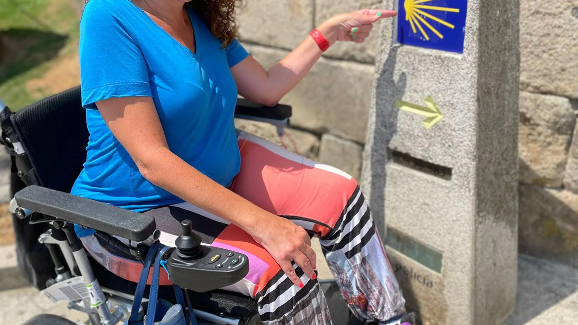 Montse, paciente con AME tipo II, en una etapa del Camino de Santiago