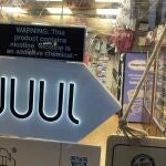 Un cartel del cigarrillo electrónico de Juul cuelga en una tienda de Nueva York