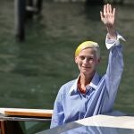 Tilda Swinton llegando a la Playa del Lido durante la 79 edición del Festival de Venecia