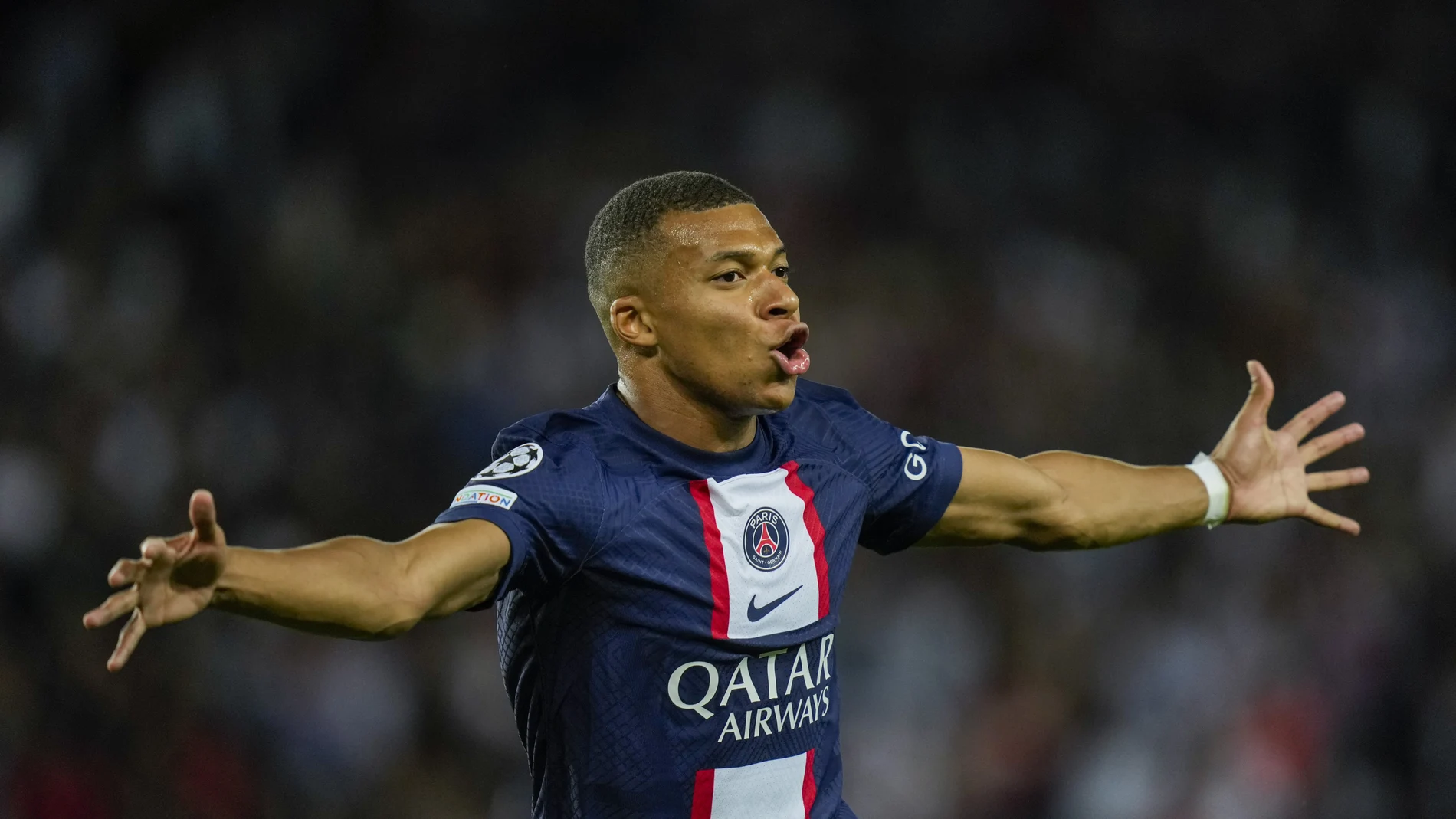 Kylian Mbappé celebra uno de los goles que marcó a la Juventus en la primera jornada de la Champions