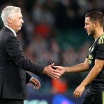 Carlo Ancelotti saluda a Hazard tras el Celtic-Real Madrid de la Champions
