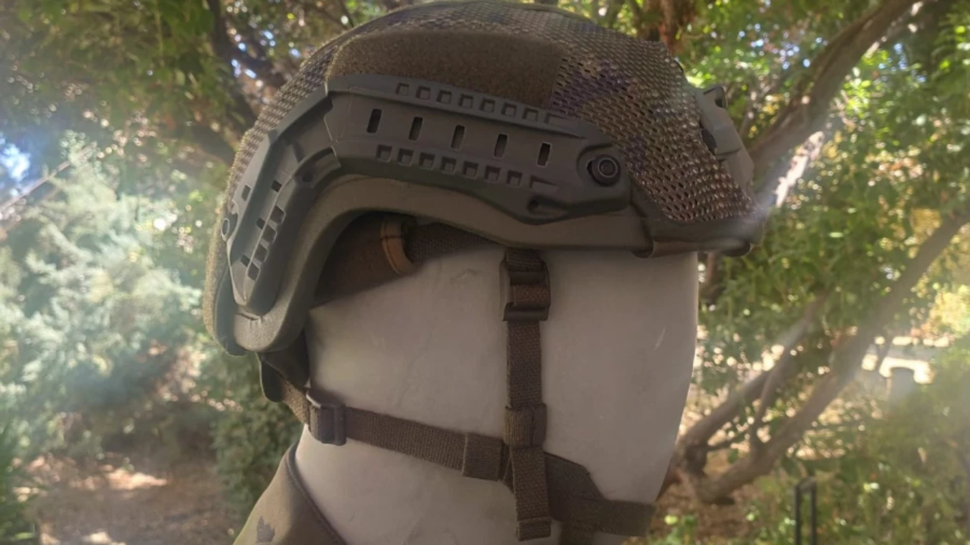 Casco propuesto por Fecsa, en el que pueden verse e anclaje frontal y uno de los raíles laterales