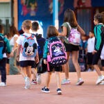 Niños entrando al colegio en la vuelta al cole