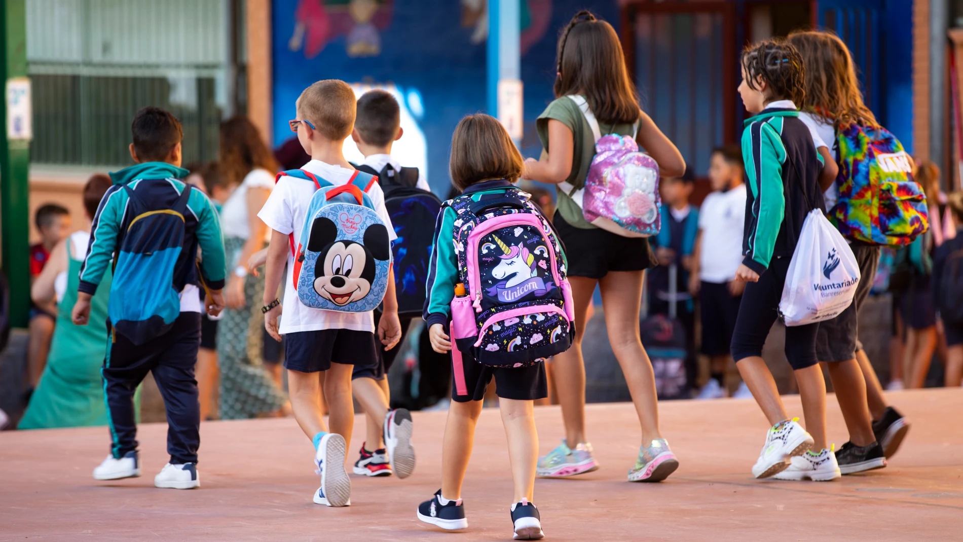 Niños entrando al colegio en la vuelta al cole