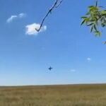 Momento en el que el avión de combate Su-25 ruso cae derribado sobre un campo en Ucrania.