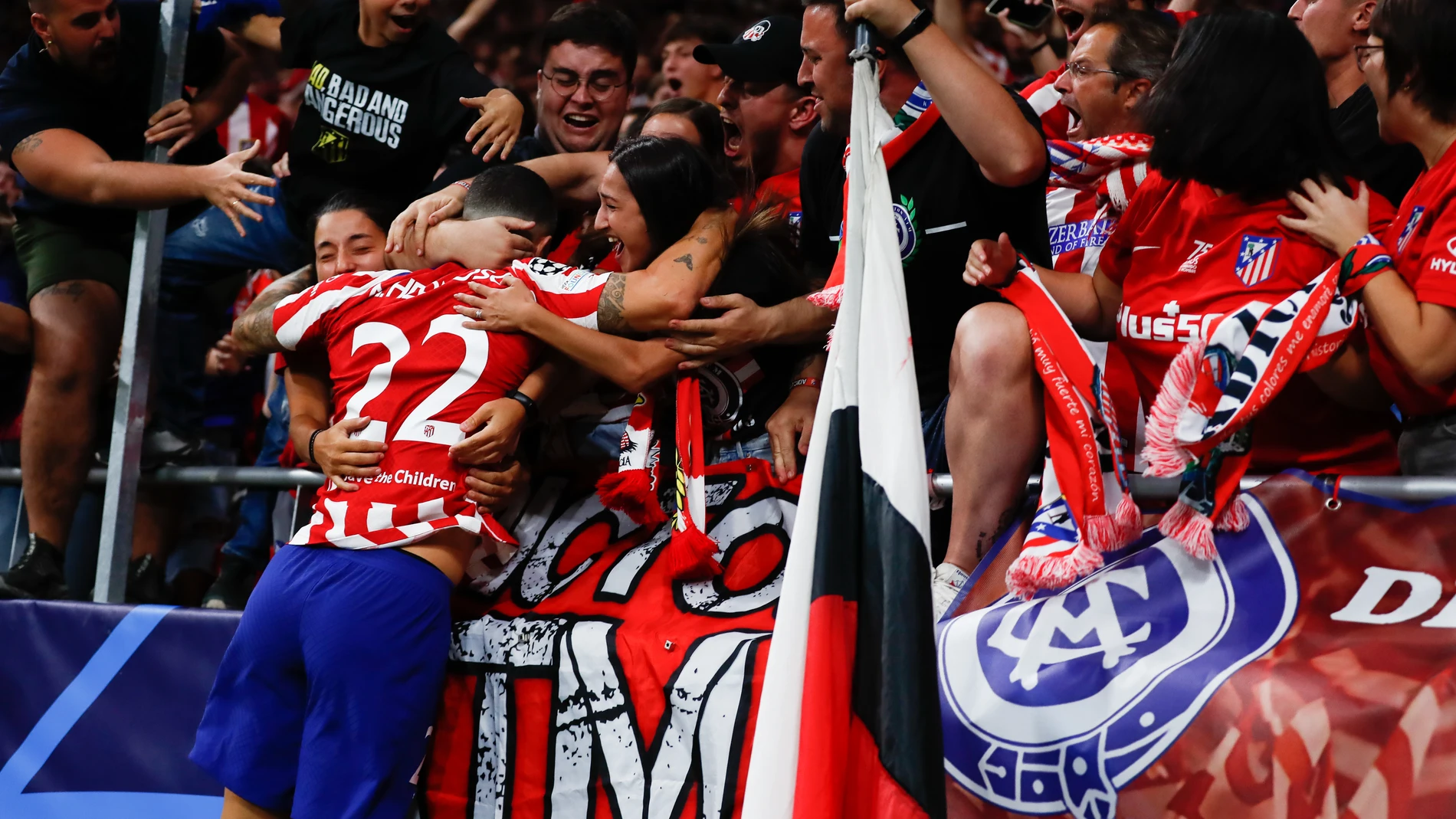 Mario Hermoso celebra su gol ante el Oporto