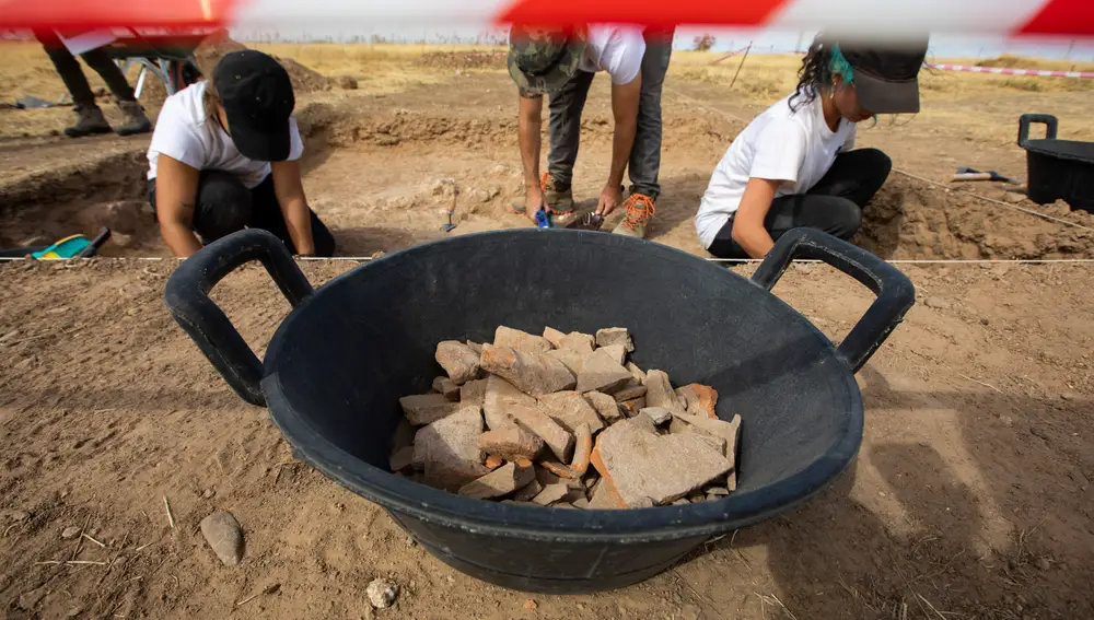 Visita al yacimiento arqueológico de Villalbilla en el que se han encontrado restos de la antigua Alcala de Henares de la época romana y que posteriormente cambio su ubicación.
