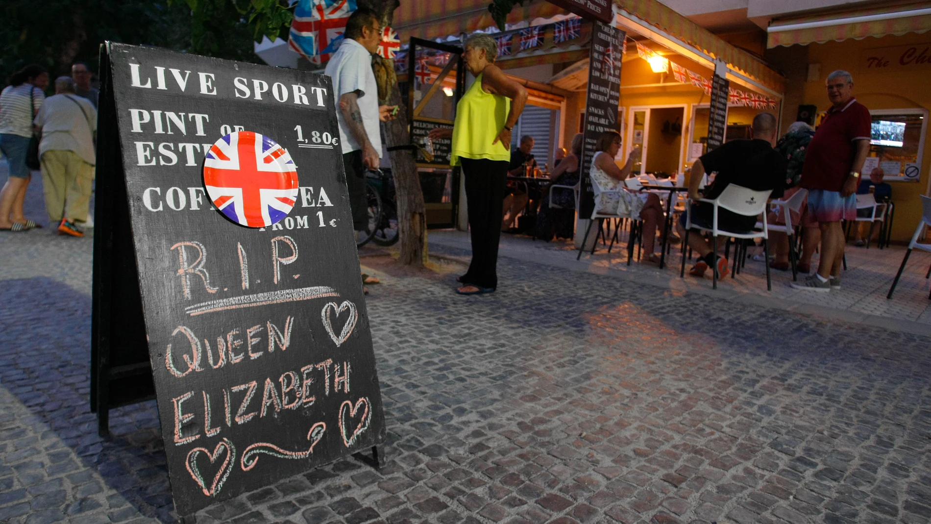 Cartel de un pub de Benidorm (Alicante) tras el fallecimiento de Isabel II