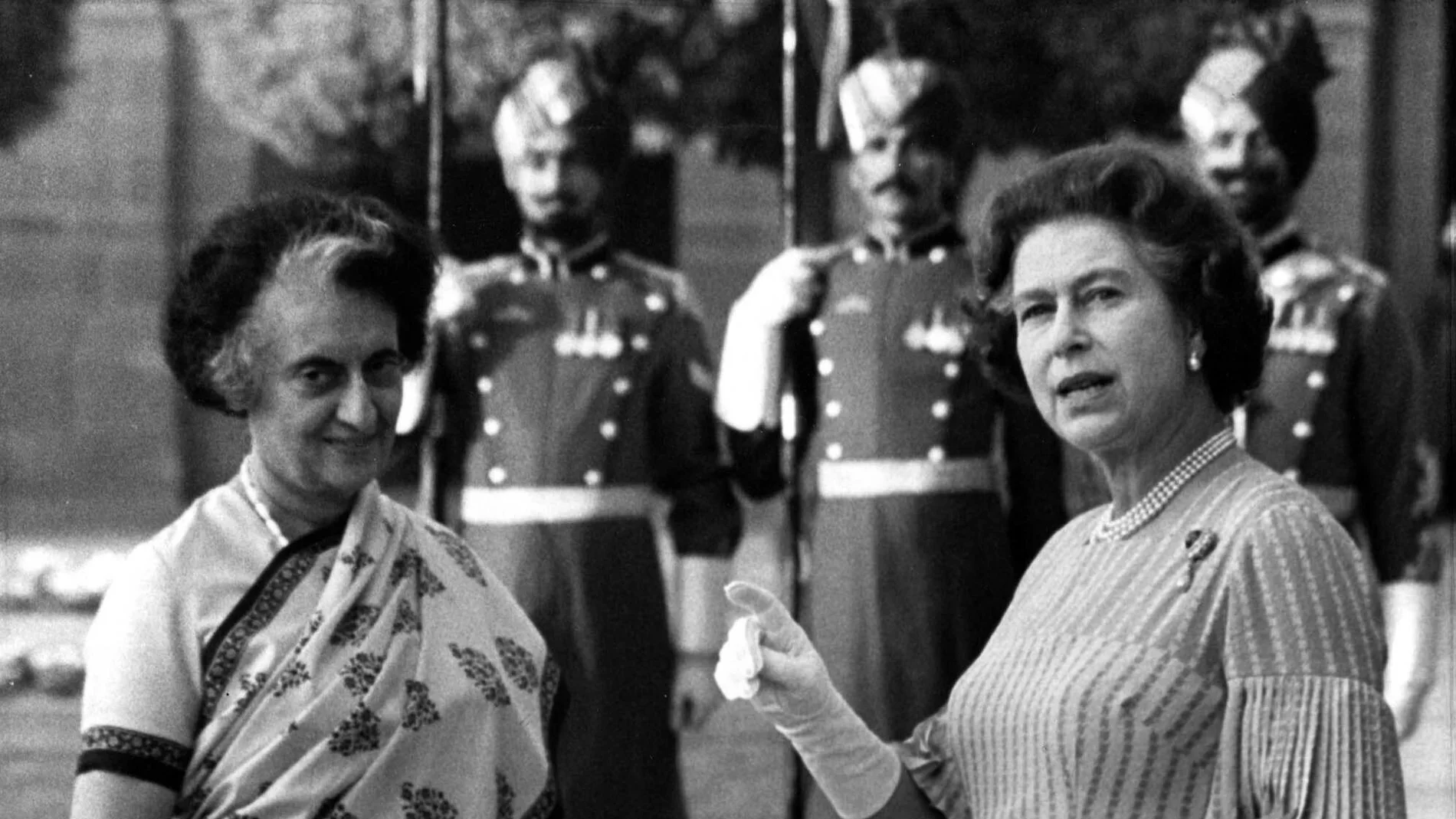 La Reina Isabel II con la primera ministra india, Indira Priyadarshini Gandhi