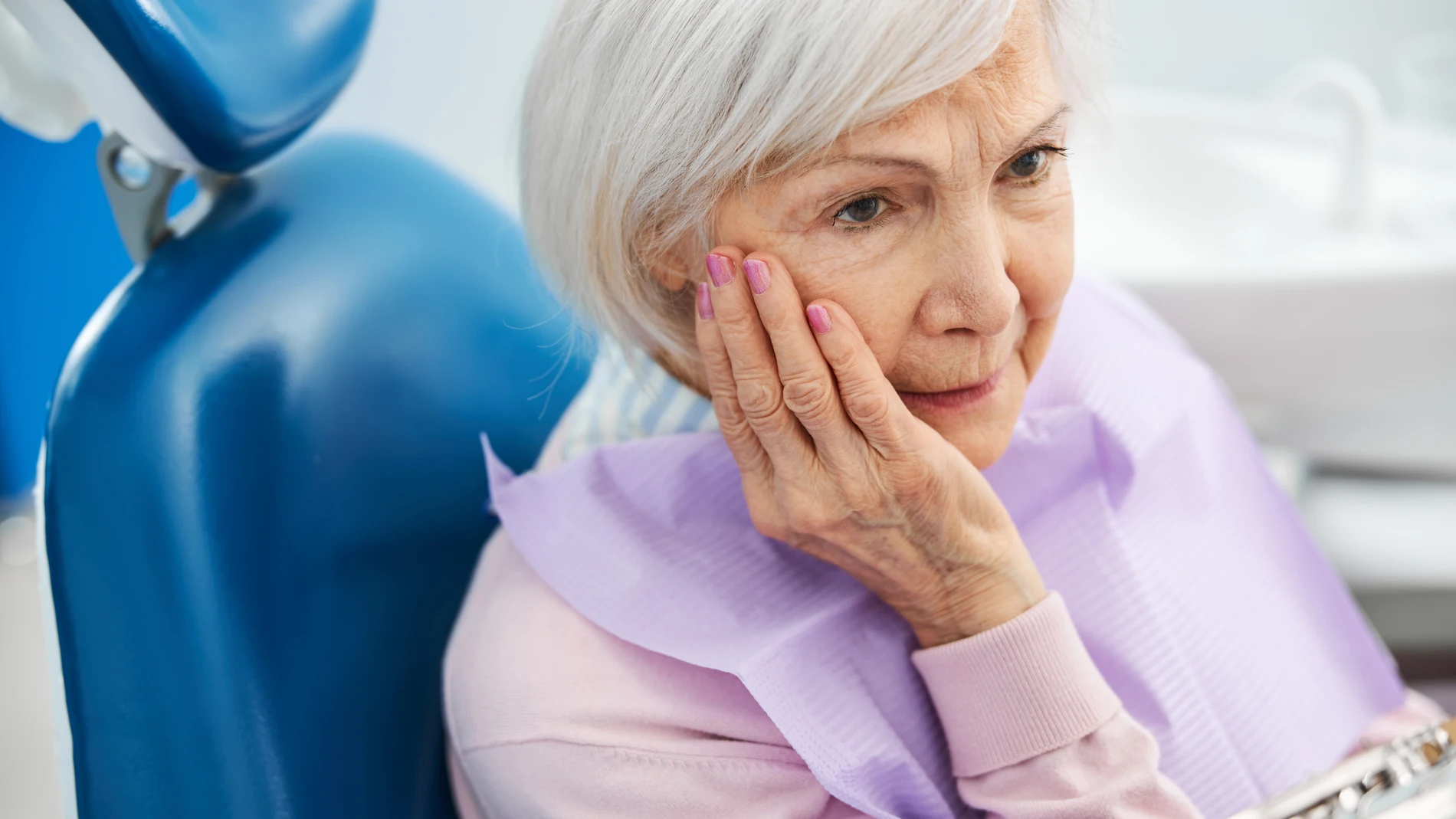 Una mujer mayor en el dentista