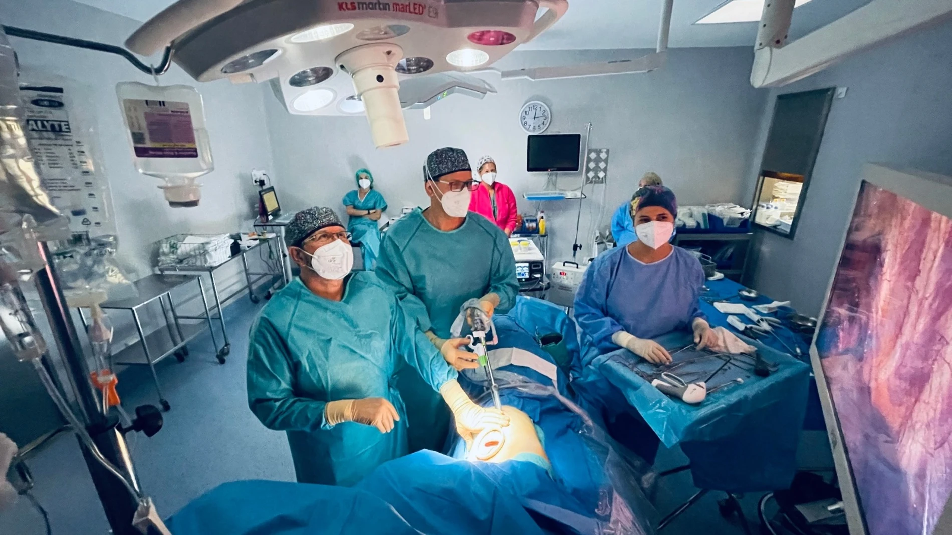 Médicos en un quirófano de la Comunidad