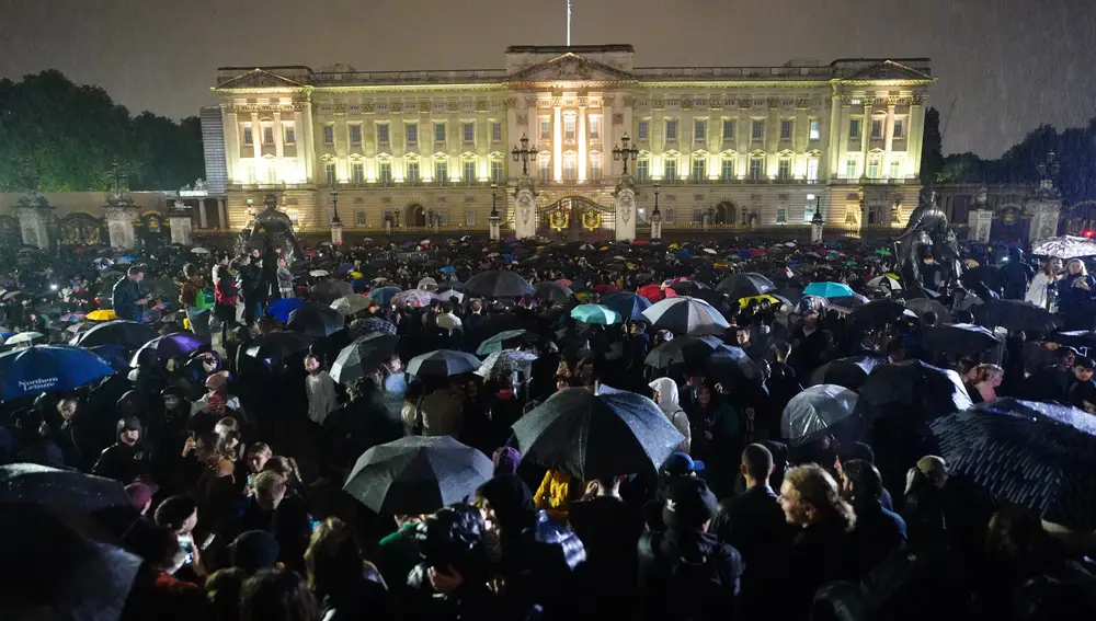 Centenares de personas en las puertas de Buckingham