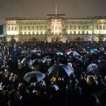 Centenares de personas en las puertas de Buckingham