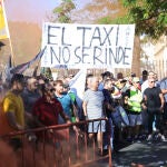 Taxistas durante la concentración convocada por la Federación Andaluza de Autónomos del Taxi (FAAT) contra el decreto ley anunciado por la Consejería de Fomento sobre los Vehículos de Transporte con Conductor (VTC). María José López / Europa Press