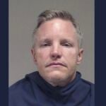 Mark Elliott Jones, de 49 años, fue condenado a 35 años de cárcel por abusar sexualmente de al menos dos menores.