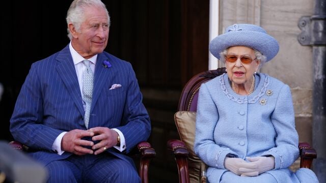 Isabel II junto a su hijo Carlos en el balcón del Palacio de Buckingham el pasado 30 de junio
