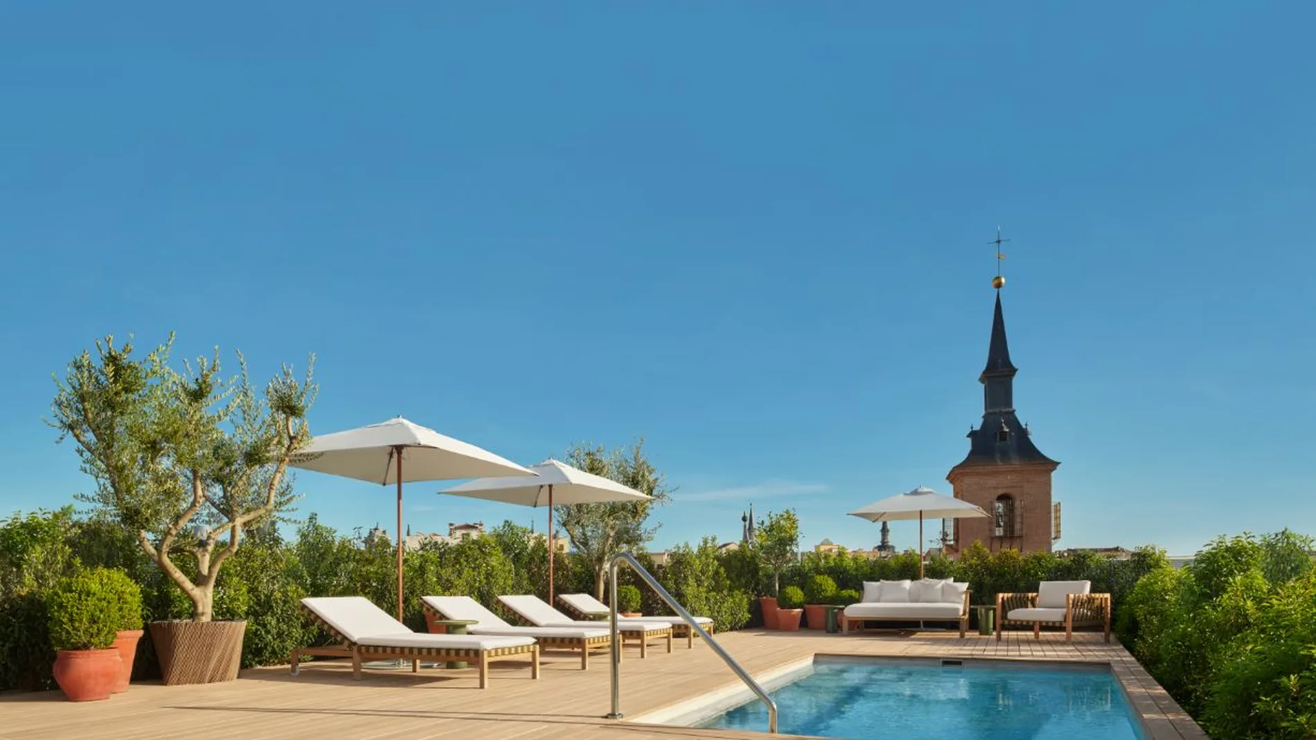 La piscina privada con vistas privilegiadas al skyline madrileño es uno de los lujos de la Madrid Penthouse