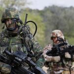 Soldados del Ejército equipados con equipos de visión, comunicaciones y armamento