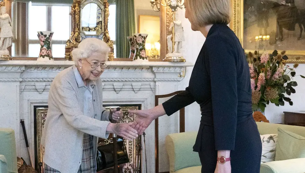 Imagen de Lix Truss con Isabel II, 48 horas antes del fallecimiento de la Reina, en la que se puede ver el gran moratón que tenía la monarca en su mano derecha