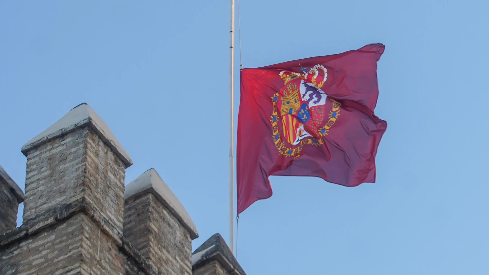 Bandera a media asta en los Reales Alcázares de Sevilla por el fallecimiento de la Reina de Inglaterra