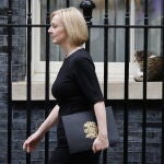 Liz Truss, de riguroso luto, ayer en la fachada del n&uacute;mero 10 de Downing Street