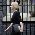 Liz Truss, de riguroso luto, ayer en la fachada del número 10 de Downing Street