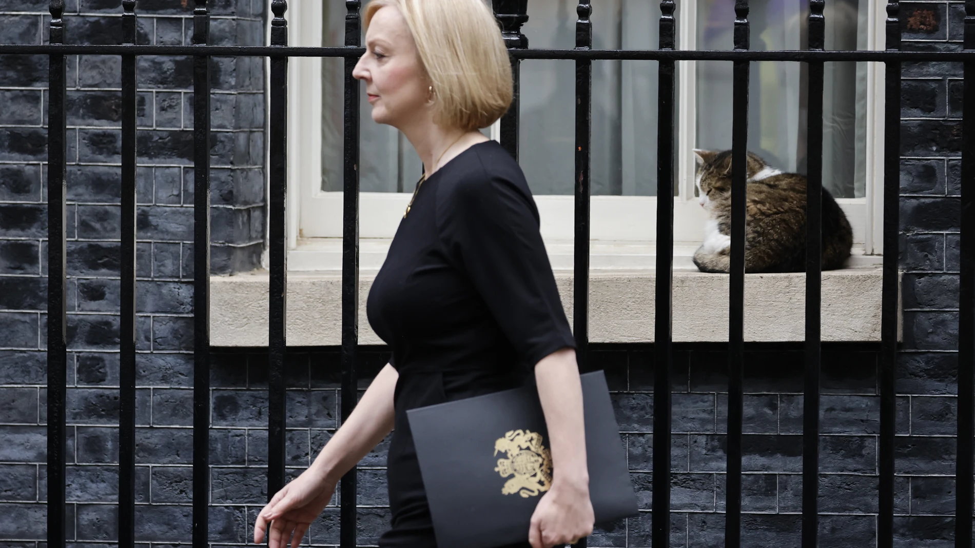 Liz Truss, de riguroso luto, ayer en la fachada del número 10 de Downing Street
