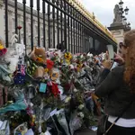 Una mujer hace fotografías a las flores en recuerdo a la reina Isabel II, en el Buckingham Palace, a 9 de septiembre de 2022, en Londres (Reino Unido).