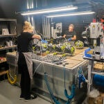 Proceso de fabricación de cascos de moto en la fábrica Airoh, en la provincia de Bérgamo