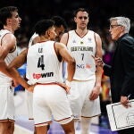 Gordon Herbert da instrucciones a sus jugadores durante un partido del campeonato