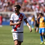 Alejandro Catena con el Rayo Vallecano frente al Valencia.